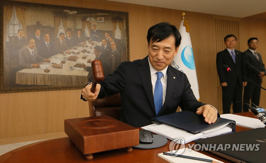 (서울=연합뉴스)  이주열 한국은행 총재가 18일 오전 서울 중구 한국은행에서 열린 금융통화위원회에서 의사봉을 두드리고 있다.