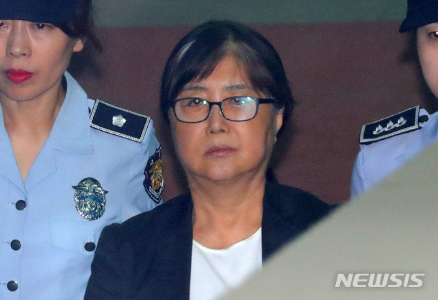 【서울=뉴시스】최순실씨가 지난해 8월24일 오전 서울 서초구 서울중앙지방법원에서 열린 항소심 선고 공판에 출석하고 있다. 2018.08.24.