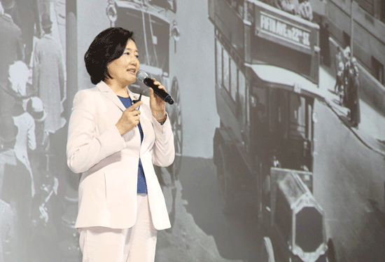 박영선 중소벤처기업부 장관이 18일 제주신라호텔에서 ‘축적의 시간과 중소벤처기업 중심 경제구조’란 초청강연을 하고 있다. 대한상의 제공
