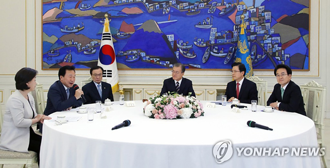 (서울=연합뉴스) 바른미래당 손학규 대표가 18일 오후 청와대에서 열린 여야 5당 대표를 초청한 ‘정당대표 초청 대화’에서 발언하고 있다. 왼쪽부터 정의당 심상정, 바른미래당 손학규, 더불어민주당 이해찬 대표, 문재인 대통령, 자유한국당 황교안, 민주평화당 정동영 대표.