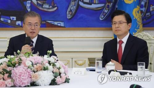 (서울=연합뉴스) 문재인 대통령이 18일 오후 청와대에서 열린 ‘정당대표 초청 대화’에서 여야 5당 대표들과 일본 수출규제조치에 대한 대응책을 논의하고 있다. 오른쪽은 자유한국당 황교안 대표. 2019.7.18