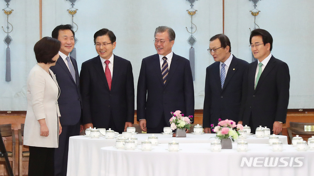 【서울=뉴시스】문재인 대통령이 18일 청와대 본관에서 열린 ‘정당 대표 초청 대화’에 앞서 여야5당 대표와 환담하고 있다. 왼쪽부터 정의당 심상정 대표, 바른미래당 손학규 대표, 자유한국당 황교안 대표, 문 대통령, 더불어민주당 이해찬 대표, 민주평화당 정동영 대표. 2019.07.18.