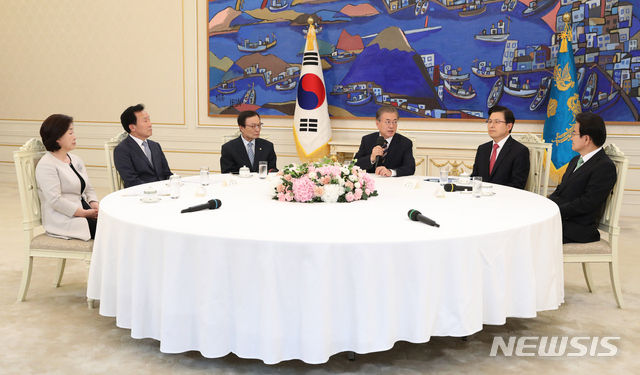 【서울=뉴시스】문재인 대통령이 18일 청와대 본관에서 열린 ‘정당 대표 초청 대화’에서 모두발언하고 있다. 2019.07.18.