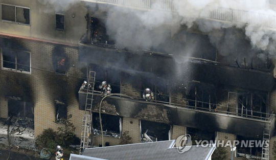 (교토 교도=연합뉴스) 18일 오전 10시 35분께 방화로 불이 난 교토시 후시미(伏見)구 모모야마(桃山)의 애니메이션 제작회사 ‘교토 애니메이션’ 스튜디오 건물에서 소방관들이 화재를 수습하고 있다. 2019.7.18