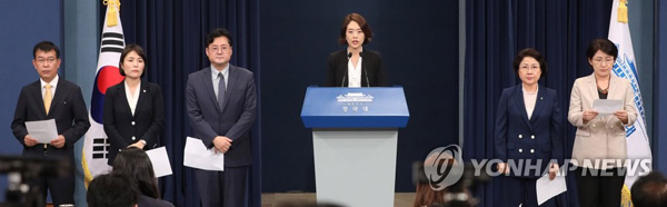 (서울=연합뉴스) 고민정 청와대 대변인과 여야 5당 대변인들이 18일 저녁 청와대 춘추관에서 문재인 대통령과 여야 5당 대표 회동 후 공동발표문을 발표하고 있다. 왼쪽부터 정의당 김종대 수석대변인, 자유한국당 전희경 대변인, 더불어민주당 홍익표 수석대변인, 고민정 청와대 대변인, 바른미래당 최도자 수석대변인, 민주평화당 박주현 수석대변인. 2019.7.18