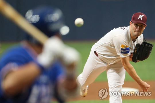 (서울=연합뉴스)  18일 오후 서울 구로구 고척스카이돔에서 열린 2019 프로야구 삼성 라이온즈와 키움 히어로즈의 경기. 1회 초 키움 선발 브리검이 삼성 이원석을 상대로 역투를 하고 있다. 2019.7.18