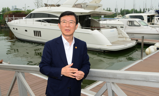 문성혁 해양수산부 장관이 지난 16일 문화일보와의 인터뷰 후 서울 영등포구 여의서로 ‘서울 마리나 선착장’에 정박한 요트 앞에서 사진촬영을 하고 있다. 문 장관은  해양치유·마리나·크루즈·수중레저 등 4개 산업을 해양레저관광의 핵심산업으로 육성하겠다고 밝혔다. 마리나는 요트·모터보트 등 선박을 위한 항구와 항구 주변 호텔, 놀이시설까지 포함한 넓은 의미의 항만이다.   신창섭 기자 bluesky@