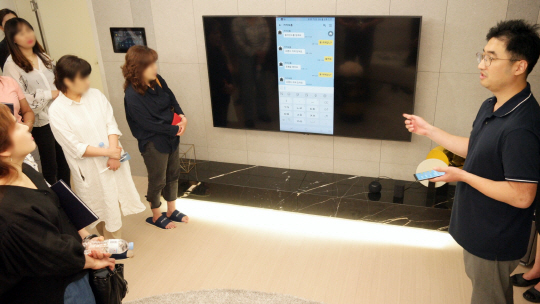 ‘래미안 IoT 플랫폼’과 카카오톡을 연동한 챗봇 시연 모습.  삼성물산 제공