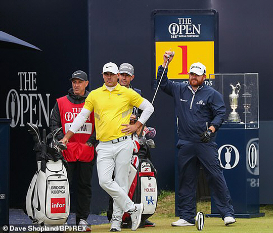 브룩스 켑카(앞줄 왼쪽)와 J B 홈스(오른쪽)가 21일 밤(한국시간) 열린 제148회 브리티시오픈 4라운드 출발에 앞서 1번 홀 티박스에서 대기하고 있다.  영국 데일리메일 온라인 캡처