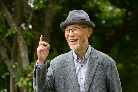 박종규 KSS 해운 고문이 지난 12일 제주 서귀포시 비오토피아 단지 내 산책길에서 자신의 경영철학에 대해 설명하고 있다.  김호웅 기자 diverkim@