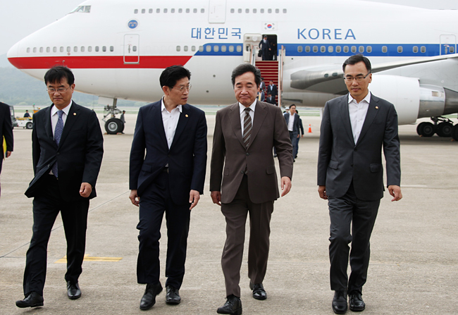 이낙연(왼쪽 세 번째) 국무총리가 22일 오전 성남 서울공항에서 8박 10일간의 방글라데시·타지키스탄·키르기스스탄·카타르 등 4개국 순방을 마치고 귀국한 뒤 노형욱(〃두 번째) 국무조정실장의 얘기를 들으며 걸어가고 있다.  연합뉴스