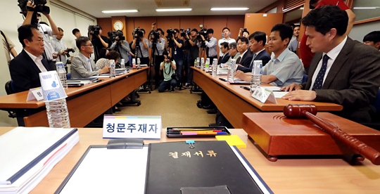 22일 오전 서울 종로구 서울시교육청 학교보건진흥원에서 열린 자율형사립고(자사고) 재지정 평가 탈락 청문에서 경희고 관계자들이 굳은 표정으로 청문위원들과 마주 앉아 개회를 기다리고 있다. 24일까지 진행되는 청문 일정에서 8개교 중 가장 먼저 청문에 들어간 경희고 관계자들은 이날 “평가가 불공정했고, 절차도 요식행위에 그쳤다”면서 탈락 철회를 강력하게 촉구했다. 연합뉴스