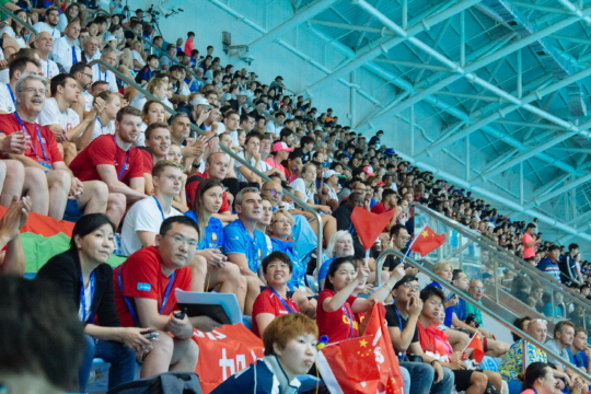 21일 광주 광산구 남부대 시립국제수영장에서 열린 경영 경기를 관람석을 가득 메운 관중들이 지켜보고 있다.  2019광주세계수영선수권대회 조직위원회 제공