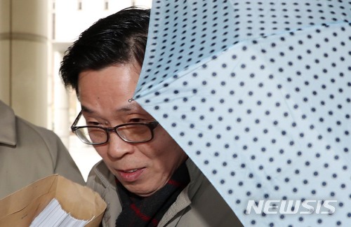 【서울=뉴시스】김문환 전 에티오피아 대사가 지난해 3월21일 서울 서초구 서울중앙지법에서 열린 1심 공판을 마치고 밖으로 나서고 있다. 2018.03.21.