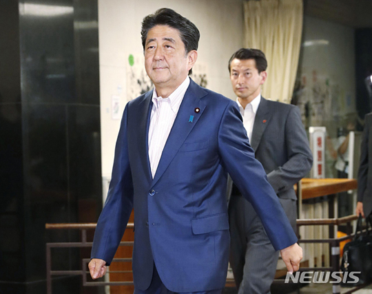 【도쿄=AP/뉴시스】 아베 신조 일본 총리가 21일 참의원 일부개선 투표 마감 후 자민당 당사로 들어서고 있다. 124석의 투표 대상 의석 중 자민당과 공명당의 여당은 개선의석 과반선 63석을 일찌감치 확보하고 일본유신회와 함께 개헌발의 가능선 85석을 향해 내달렸다.  2019. 7. 21.