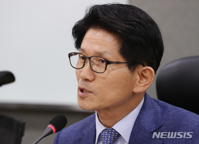 【서울=뉴시스】17일 오후 서울 영등포구 여의도 국회 의원회관에서 진행된 ‘한반도 종전선언의 함정 : 종전선언인가, 전쟁선언인가!’ 토론회에서 김문수 전 서울시장 후보자가 인사말을 하고 있다. 2018.09.17.