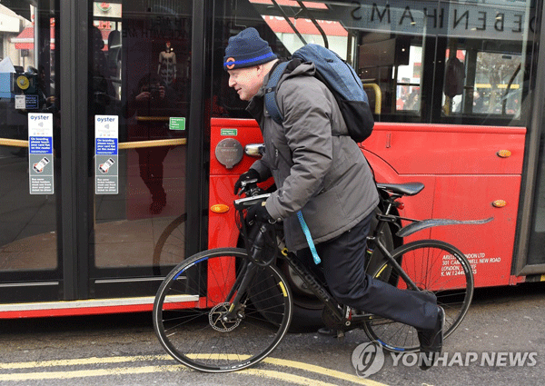 런던 시장 재임 시절 자전거를 타고 다니는 존슨 내정자의 모습 [EPA=연합뉴스]
