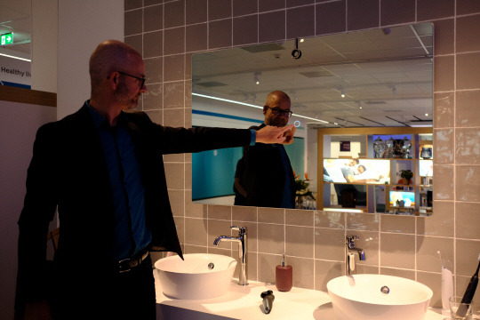 < AI 글로벌 최전선을 가다 >거울 앞에 서면 건강상태 ‘쫘~악’…‘스마트 미러’ 집중 연구