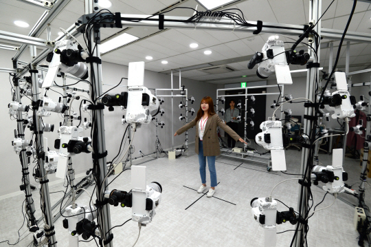 롯데홈쇼핑 직원이 지난 22일 서울 영등포구 양평동 롯데홈쇼핑 ‘3D 콘텐츠 스튜디오’에서 증강현실(AR) 콘텐츠 제작을 위한 카메라 촬영 시범을 보이고 있다. 김호웅 기자 diverkim@
