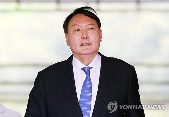(서울=연합뉴스) 문재인 대통령이 16일 오후 윤석열 신임 검찰총장에 대한 임명안을 재가했다. 윤 신임 총장의 임기는 문무일 현 검찰총장의 임기가 끝난 직후인 25일 0시부터 시작된다. 사진은 지난달 17일 신임 검찰총장 후보자로 지명된 뒤 서울중앙지검을 빠져나가는 윤 신임 검찰총장. 2019.7.16 [연합뉴스 자료사진]