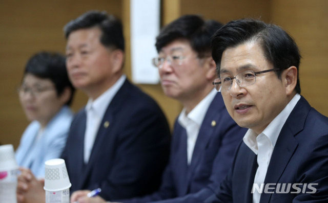 황교안 자유한국당 대표가 24일 오전 서울 동작구 소상공인연합회에서 열린 ‘소상공인연합회 자유한국당 정책간담회’에서 모두발언하고 있다. 2019.07.24.
