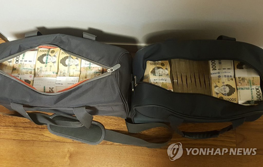 (부산=연합뉴스) 시세차익을 노리고 홍콩에서 사들인 2조원대 금괴를 공짜여행으로 유혹해 모집한 한국인 여행객에게 맡겨 국내 공항을 경유, 일본으로 밀수한 일당이 검찰에 붙잡혔다. 사진은 금괴 밀수조직이 금괴 매매차익으로 거둔 400억원 중 일부인 현금다발. 검찰은 이들이 가지고 있던 200억원의 범죄수익금을 압수했다. 2018.5.3 [부산지검 제공=연합뉴스]