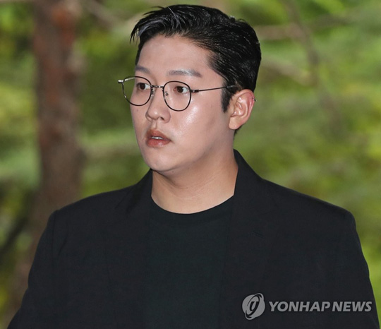 (서울=연합뉴스) 가수 구하라씨를 폭행하고 성관계 동영상을 유포하겠다고 협박한 혐의를 받고 있는 전 남자친구 최종범 씨가 25일 서울 서초구 서울중앙지방법원에서 열린 결심공판에 출석하기 위해 법정으로 향하고 있다. 2019.7.25