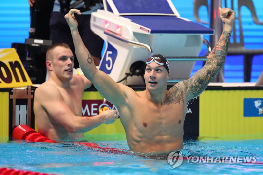(광주=연합뉴스) 25일 광주광역시 광산구 남부대 시립국제수영장에서 열린 2019 광주세계수영선수권대회 경영 남자 자유형 100m 결승에서 우승한 미국 케일럽 드레슬이 환호하고 있다. 2019.7.25