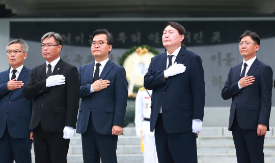 윤석열(왼쪽 네 번째) 신임 검찰총장이 25일 서울 동작구 국립서울현충원을 찾아 현충탑에서 참배를 마친 뒤 이동하던 중 국기에 대한 경례를 하고 있다.  연합뉴스