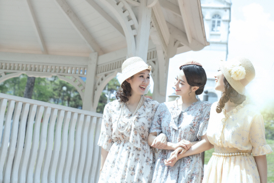 ‘낭랑긔생’ 극중 주인공들이 이야기를 나누고 있다.  정동극장 제공