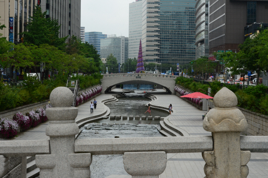 광통교는 서울 종로에서 남대문으로 연결되는 도로에 놓인 다리로, 조선 시대 청계천에 놓여 있던 다리 중 가장 큰 다리였다.