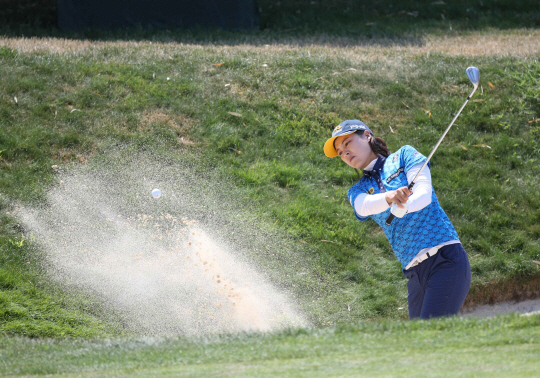 전인지가 25일 밤(한국시간) 프랑스 에비앙레뱅의 에비앙 리조트 골프클럽에서 열린 LPGA투어 에비앙 챔피언십 1라운드 5번 홀에서 벙커에서 탈출하고 있다. 연합뉴스