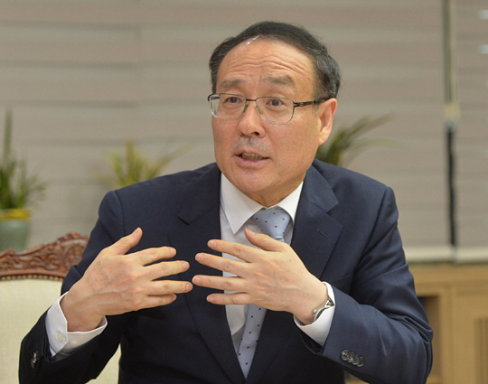 오세정 서울대 총장이 23일 오후 서울대 총장실에서 문화일보와 인터뷰를 하고 “AI 시대 인재상은 타인과 함께 가는 리더십, 사회적 약자를 위한 배려심 그리고 고도의 문제 해결력을 겸비한 창의성 소양자”라면서 “대학은 사회 및 구성원들과 적극적인 소통을 하는 고등교육 생태계를 구축해야 한다”고 강조하고 있다.  김낙중 기자 sanjoong@