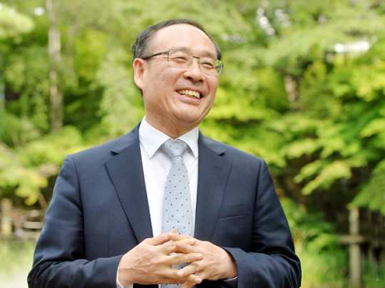 오세정 서울대 총장이 23일 서울대 관악캠퍼스에서 가진 문화일보와의 인터뷰에서 우리 사회가 처한 현실과 도전 과제, 서울대의 발전 방향을 설명하고 있다. 웃음을 잃지 않으면서도 위기감을 표출한 그는 “기성세대가 청년들에게 희망을 제시하지 못해 미래에 대한 불안감이 커지고 있다”며 “어려운 현재 상황을 극복하기 위해 서울대는 노력할 것”이라고 밝혔다.  김낙중 기자 sanjoong@