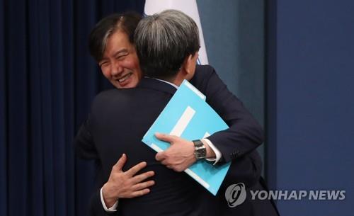 (서울=연합뉴스) 노영민 청와대 비서실장이 26일 오후 춘추관에서 신임 수석 인선안을 발표했다. 인선안 발표 후 노영민 비서실장과 조국 전 민정수석이 포옹하고 있다. 문재인 대통령은 민정수석에 김조원 한국항공우주산업 사장, 일자리수석에 황덕순 일자리기획비서관, 시민사회수석에 김거성 전 한국투명성기구 회장을 임명했다. 2019.7.26