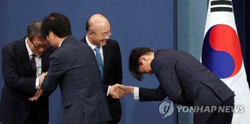 (서울=연합뉴스) 청와대는 26일 민정수석에 김조원 한국항공우주산업 사장, 일자리 수석에 황덕순 일자리기획비서관, 시민사회수석에 김거성 전 한국투명성기구 회장을 임명한다고 발표했다. 이날 춘추관에서 노영민 비서실장의 발표 후 조국 민정수석이 김조원 신임 민정수석에게 인사하고 있다. 왼쪽은 이용선 시민사회수석과 김거성 신임 시민사회수석. 2019.7.26