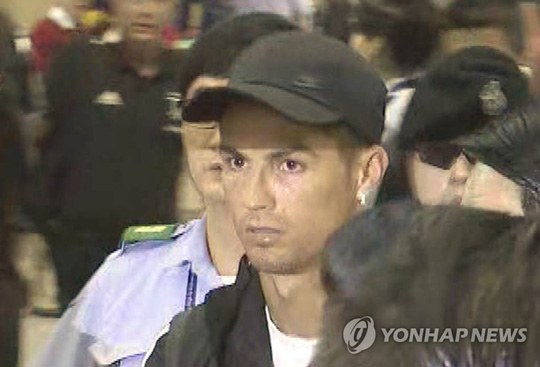 (서울=연합뉴스) K리그 선발팀과 친선경기를 위해 방한한 유벤투스의 크리스티아누 호날두가 26일 인천국제공항 제1터미널을 통해 입국하고 있다. 2019.7.26