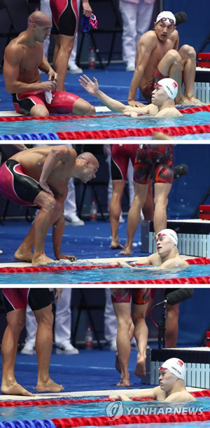 (광주=연합뉴스) 26일 광주광역시 광산구 남부대 시립국제수영장에서 열린 2019 광주세계수영선수권대회 경영 남자 계영 800ｍ 예선에서 중국 쑨양이 물 밖으로 나가기 위해 브라질 주앙 드 루카에게 손을 내밀었다가 거절당하자 당황스러운 표정을 짓고 있다. 한 차례 도핑 전력이 있는 쑨양은 지난해 9월 소변 샘플을 채집하기 위해 자택을 방문한 국제도핑시험관리(IDTM) 직원들의 활동을 방해해 논란을 불렀다. 2019.7.26
