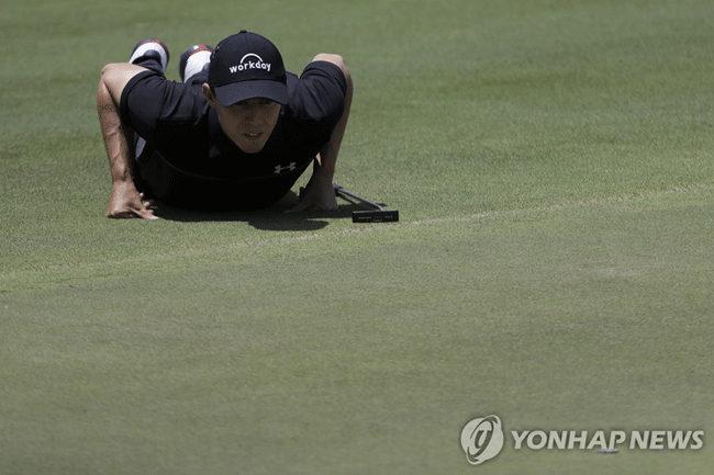 퍼팅 라인 살피는 패츠패트릭[AP=연합뉴스]