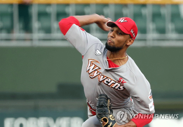 (부산=연합뉴스) 프로야구 SK 선발 투수 산체스가 28일 부산 사직야구장에서 롯데 선수들을 상대로 공을 던지고 있다.