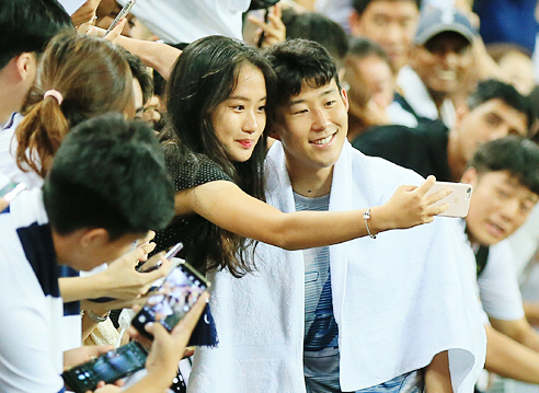 토트넘 홋스퍼의 손흥민이 지난 21일 싱가포르에서 열린 인터내셔널 챔피언스컵 유벤투스와의 1차전을 마치고, 여성팬의 셀카요청에 활짝 웃으면서 응하고 있다. 펜타프레스 연합뉴스