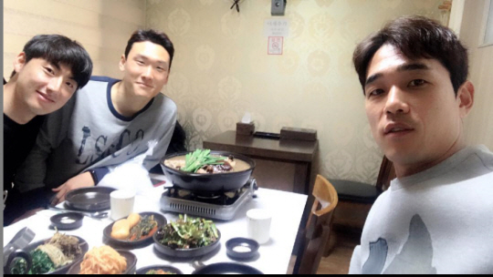 FC 서울의 박주영(오른쪽)이 후배 양한빈(왼쪽), 김원식과 함께 식사하며 즐거운 시간을 보내고 있다.   박주영 인스타그램