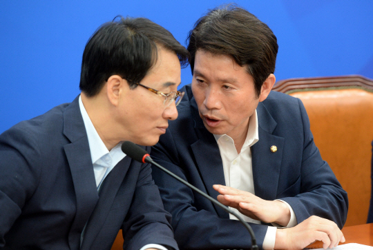 이인영(오른쪽) 더불어민주당 원내대표가 30일 오전 국회에서 열린 원내대책회의·상임위간사단 연석회의에서 이원욱 원내수석부대표와 이야기를 나누고 있다.   김선규 기자 ufokim@