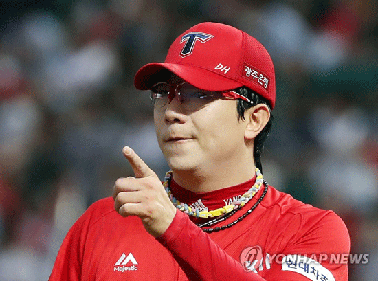 (인천=연합뉴스) 30일 인천 SK행복드림구장에서 열린 프로야구 인천 SK 와이번스와 광주 KIA 타이거즈의 경기. 2회말 SK 공격을 무실점으로 막은 KIA 선발투수 양현종이 더그아웃으로 이동하고 있다. 2019.7.30