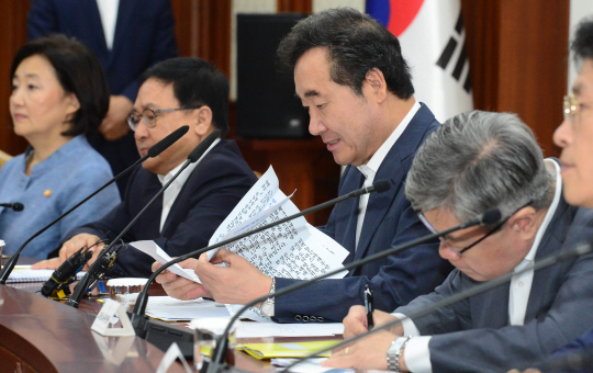 이낙연(왼쪽 세 번째) 국무총리가 1일 오전 서울 종로구 세종대로 정부서울청사에서 열린 국정현안점검조정회의에서 발표자료를 살펴보고 있다.  신창섭 기자 bluesky@