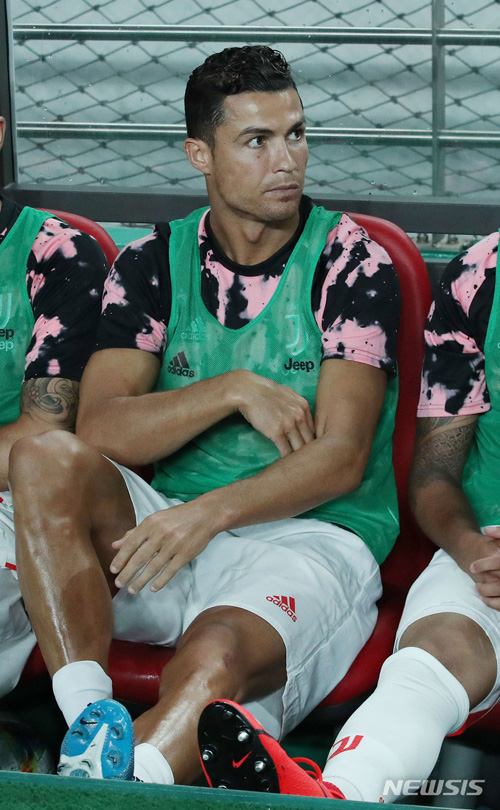 【서울=뉴시스】26일 서울 마포구 서울월드컵경기장에서 열린 팀K리그와 유벤투스의 친선경기가 유벤투스 크리스티아누 호날두가 경기 시작을 기다리고 있다. 2019.07.26