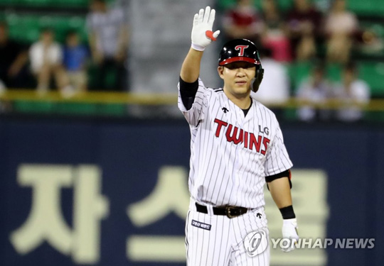 (서울=연합뉴스) 1일 오후 서울 잠실야구장에서 열린 2019 KBO 리그 키움 대 LG 경기. 7회 말 2사 2,3루 때 LG 김민성이 2타점 2루타를 친 후 기뻐하고 있다. 2019.8.1
