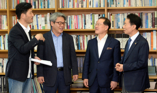 지난달 26일 문화일보에서 진행된 ‘지방의회 발전 방안’ 관련 좌담회에 참석한 최영진(왼쪽부터) 중앙대 정치국제학과 교수, 윤순철 경제정의실천시민연합 사무총장, 김순은 대통령소속 자치분권위원회 위원장, 김정태 서울시의회 지방자치분권TF 단장이 대화를 나누고 있다.