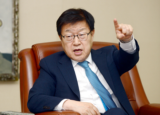 김영주 한국무역협회장은 문화일보와의 인터뷰에서 “일본의 경제보복에 적절히 대응하기 위해선 우선 우리 국민이 똘똘 뭉쳐 한목소리를 낼 수 있도록 해야 한다”고 강조했다.   김선규 기자 ufokim@