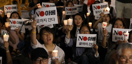 서울겨레하나 회원들이 1일 서울 종로구 일본대사관 앞에서 강제징용 사과를 요구하면서 일본 정부의 경제 보복 조치를 규탄하는 구호를 외치고 있다.  뉴시스